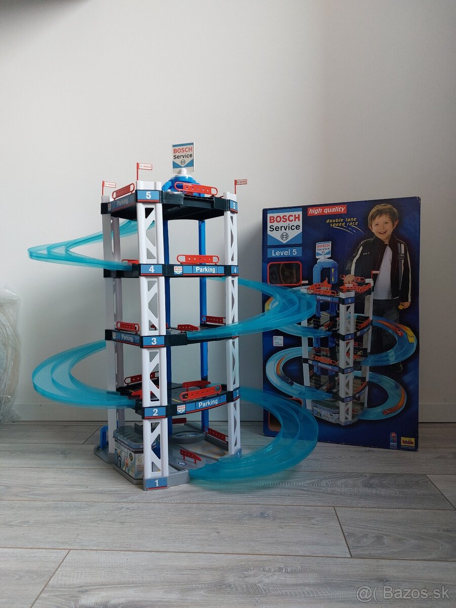 Päťposchodová parkovacia garáž Bosch Car Service - 2