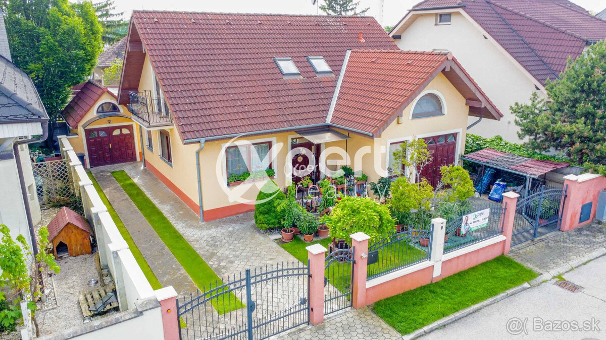 ZNÍŽENÁ CENA.NA PREDAJ RODINNÝ DOM PRIAMO V CENTRE - 2