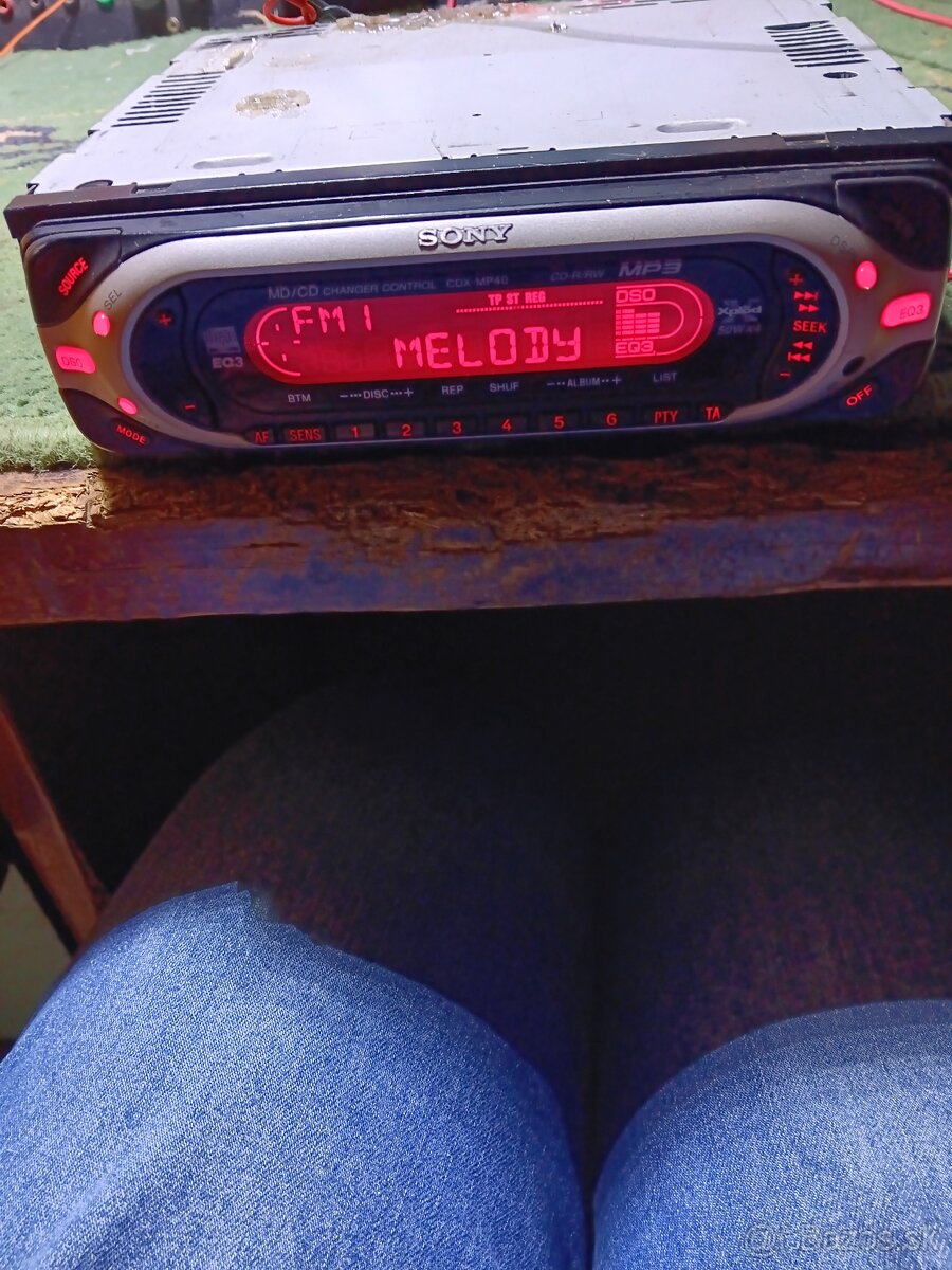 Predam stare autoradia. - 2