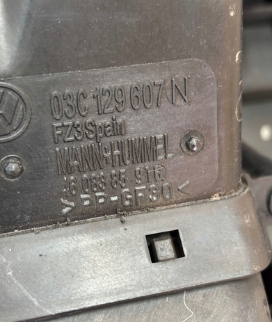 VW Golf V 5 1.6 fsi kryt motora - 2