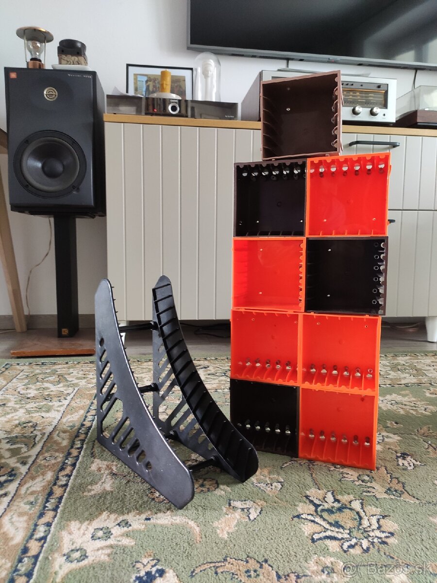 Stojany / zásobníky na MC kazety - 2