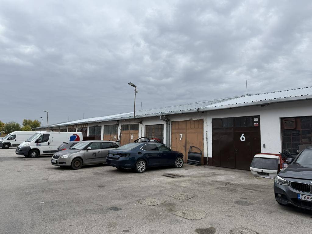 Sklad 67m2, 108m2, kancelárie 17m2,19m2, 32m2 v areáli. Šenk - 2
