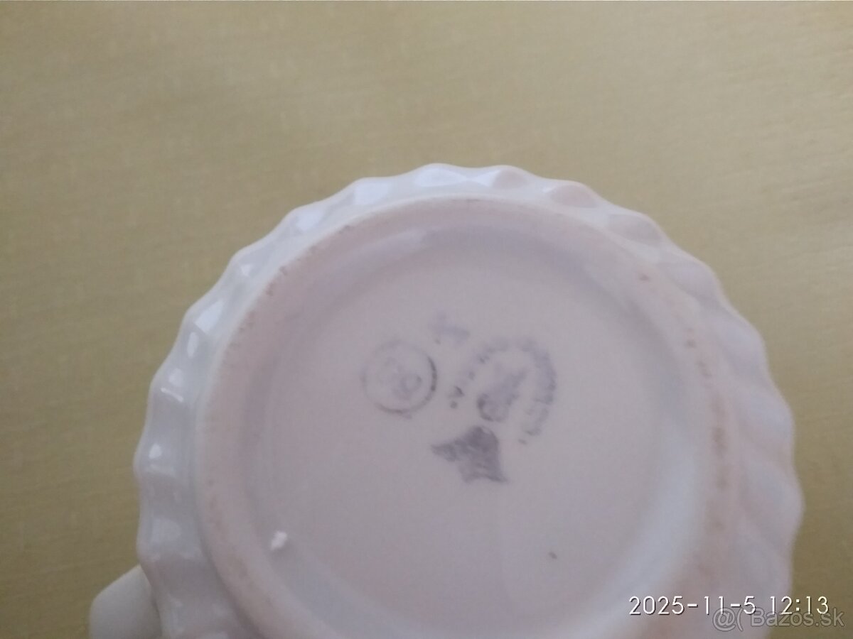 Retro hrnek se zlatým dekorem, - 2