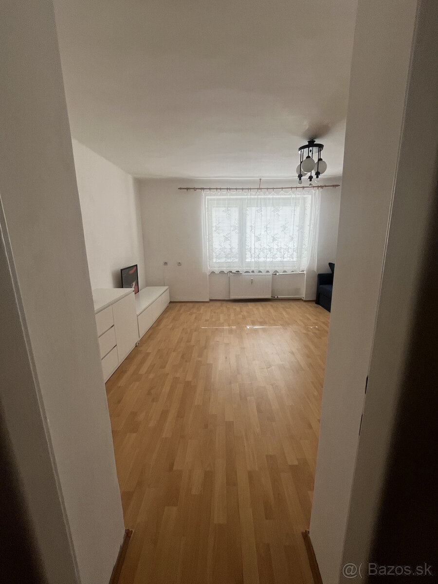Prenájom priestranného 2-izbového bytu na Krátkej ulici v Hu - 2