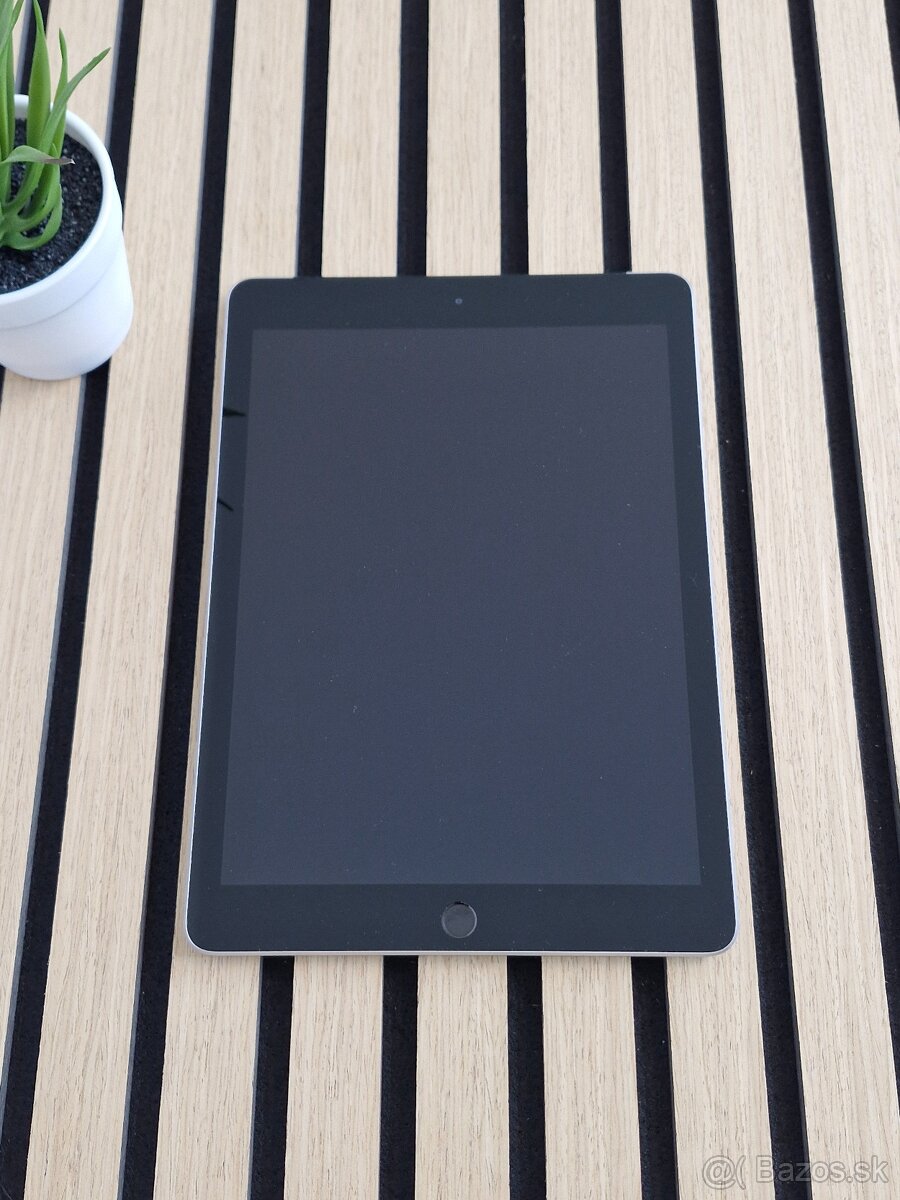 Apple iPad 2018 (6th gen) 32GB Cellular Šedý - 2