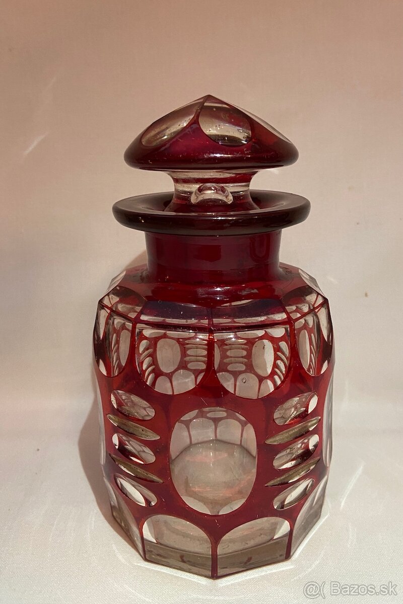 Karafa ,rubínové sklo. - 2