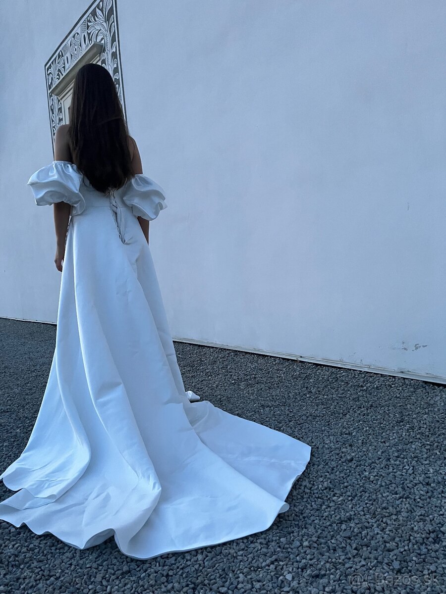 Saténové svadobné šaty s puff rukávmi - 2