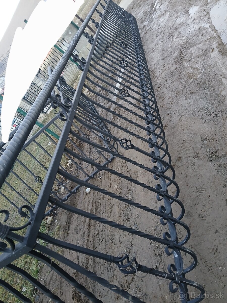Predám balkónové zábradlie 9 metrov - 2