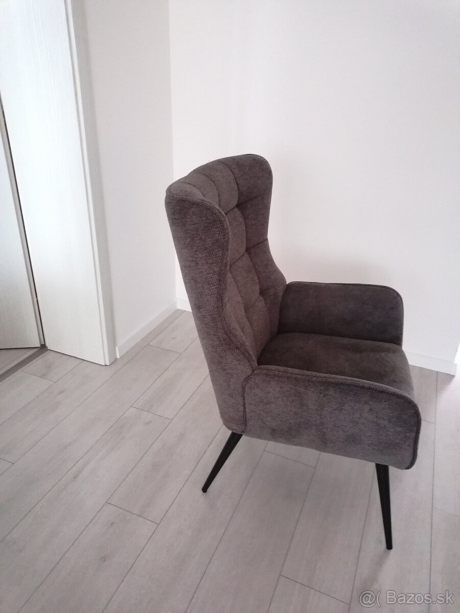 Sivé kreslo v škandinávskom štýle - 2