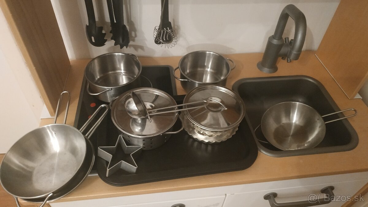 Kuchynka Ikea aj s hrncami - 2