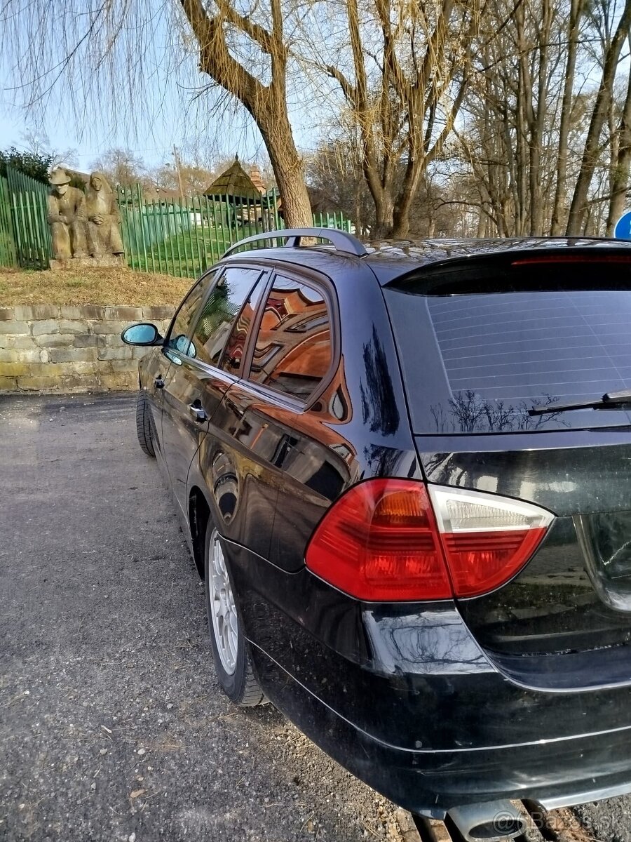 BMW 318d kombi E91, panoramatická strecha. - 2