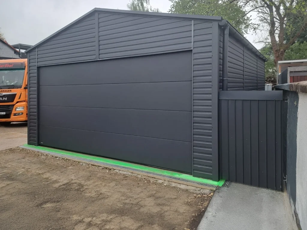 Plechová garáž 6×8 m – SEGMENTOVÁ BRÁNA, RAL 7016 – KOMPLET - 2