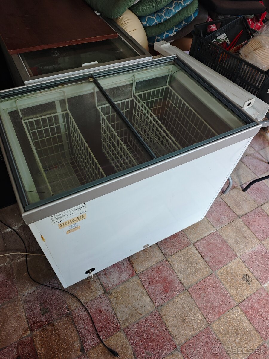 Mrazák preskleny truhlica - 2
