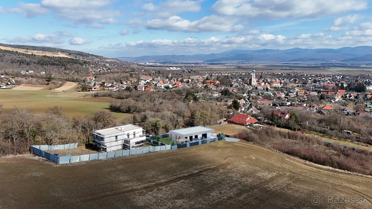 Pozemok so stavebným povolením na RD - 800m2 - Čachtice - 2