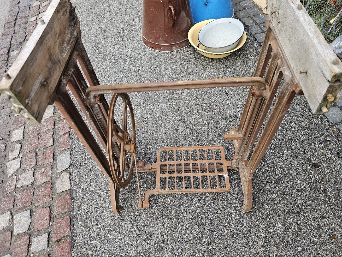 Stojan zo šijaceho stroja - 2