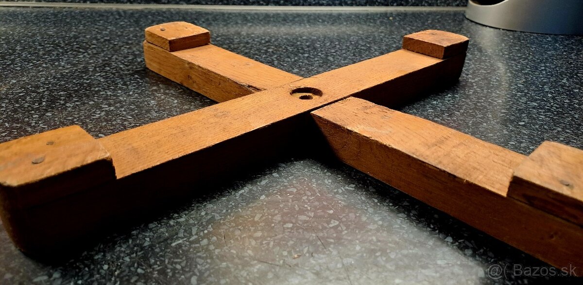 Starý drevený stojan na stromcek - 2