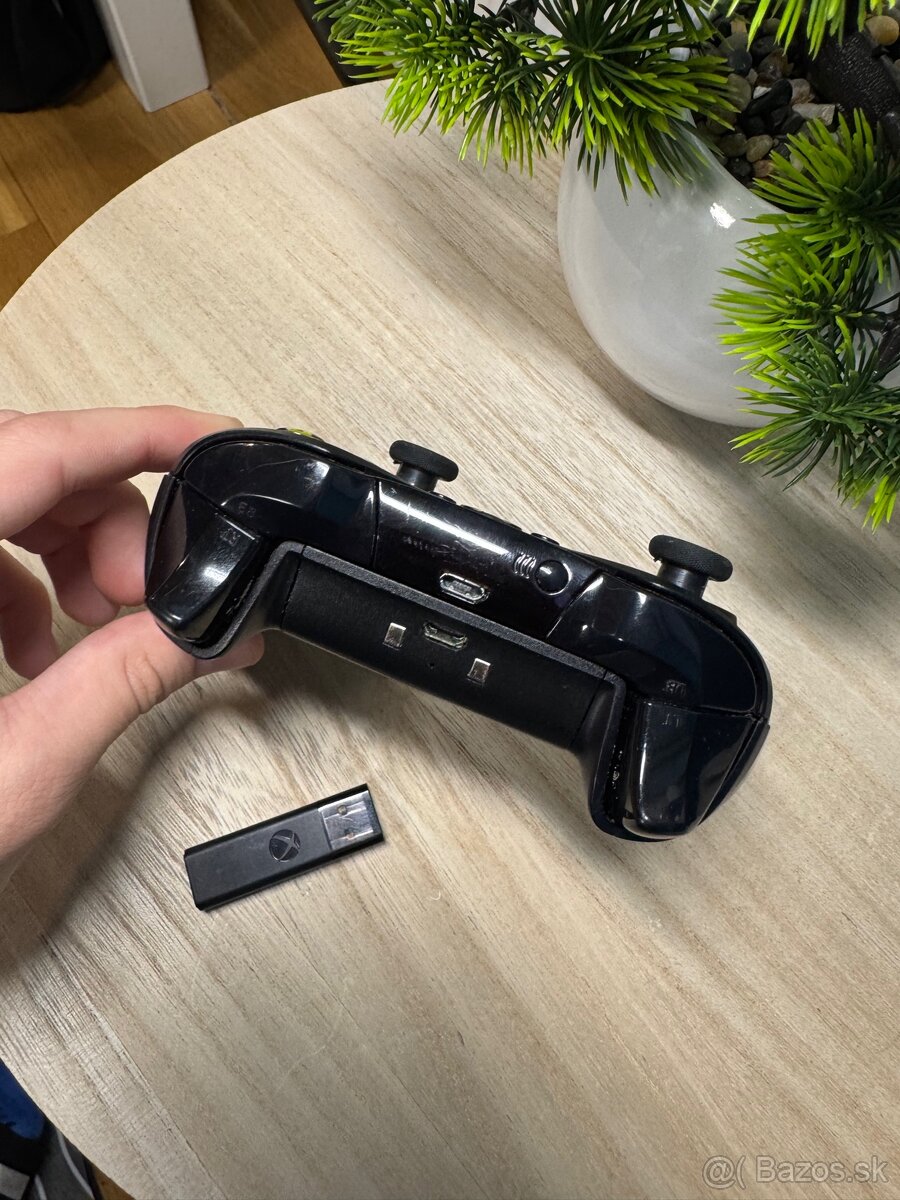 Xbox One Controller black + Battery Pack + USB dongle pre PC - 2