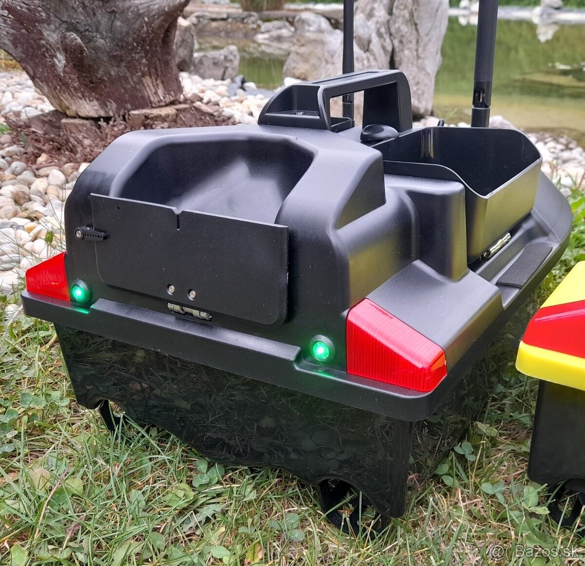 Zavažacia zakrmovacia lodka s GPS a farebným sonarom aj bez - 2