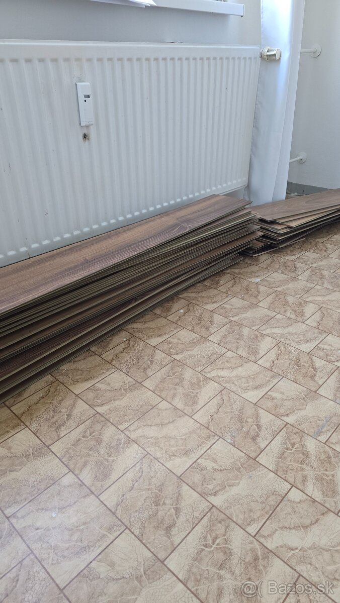 Laminátová podlaha ±12m2 - 2