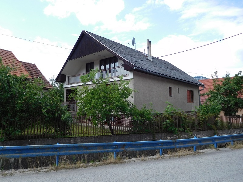 Na predaj čiastočne prerobený dom s pozemkom o výmere 699m2 - 2