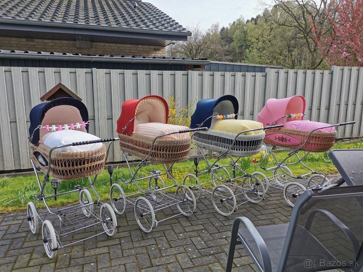 Hojdací starý retro nostalgický kočík. - 2