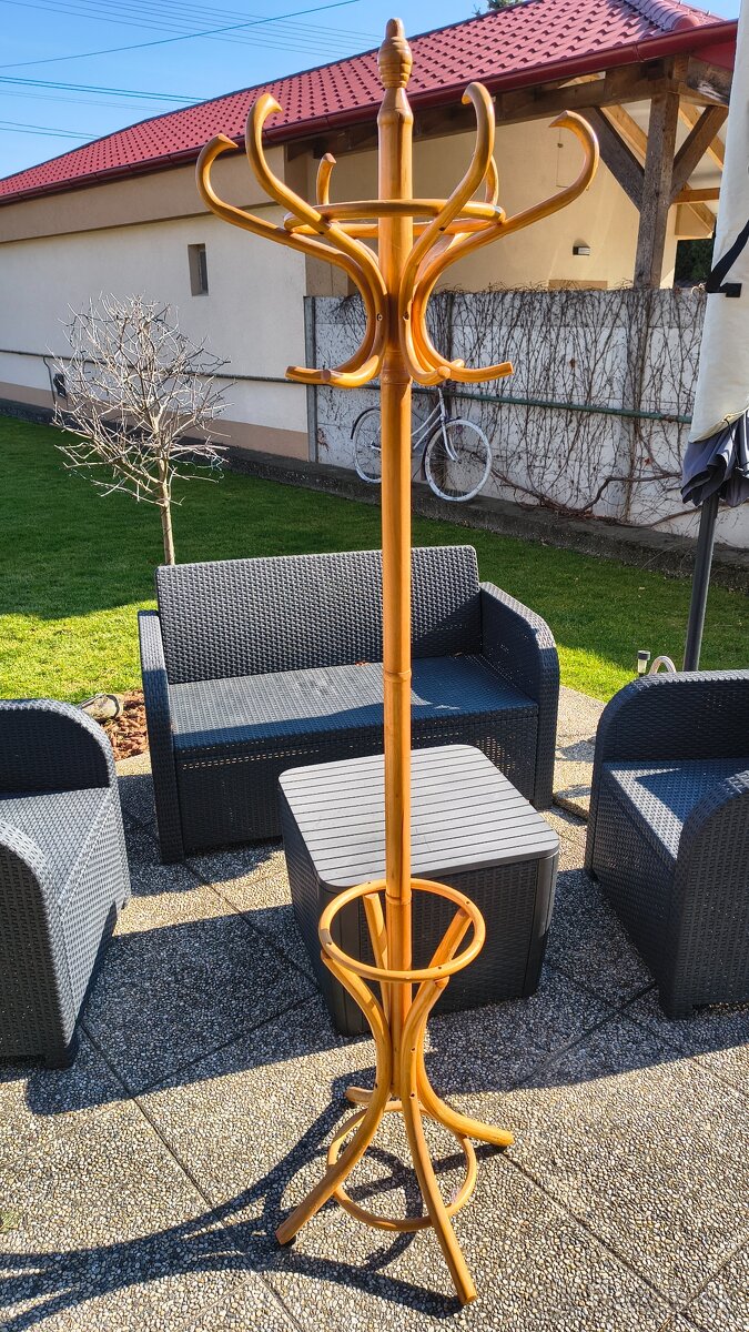 Drevený vešiak na kabáty - 2