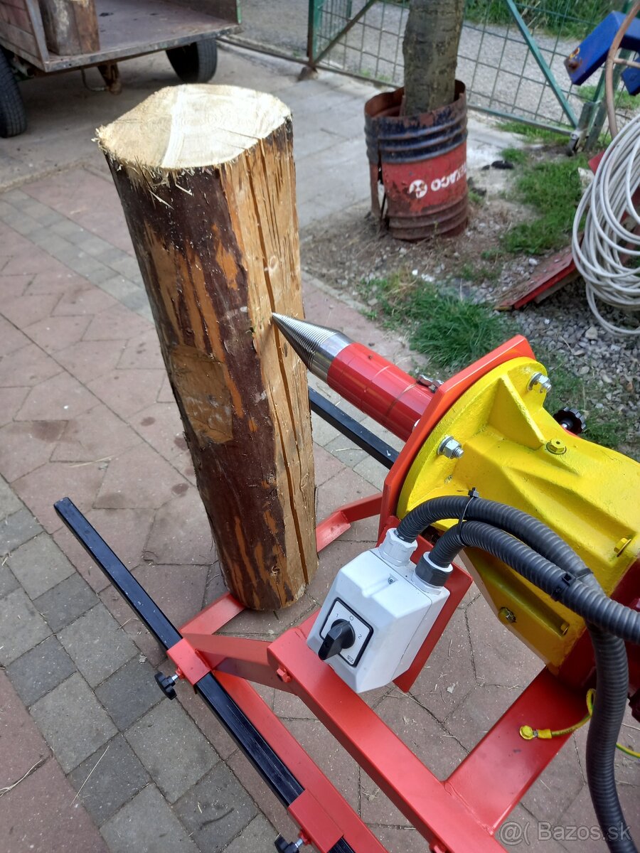 Štiepačka dreva. - 2