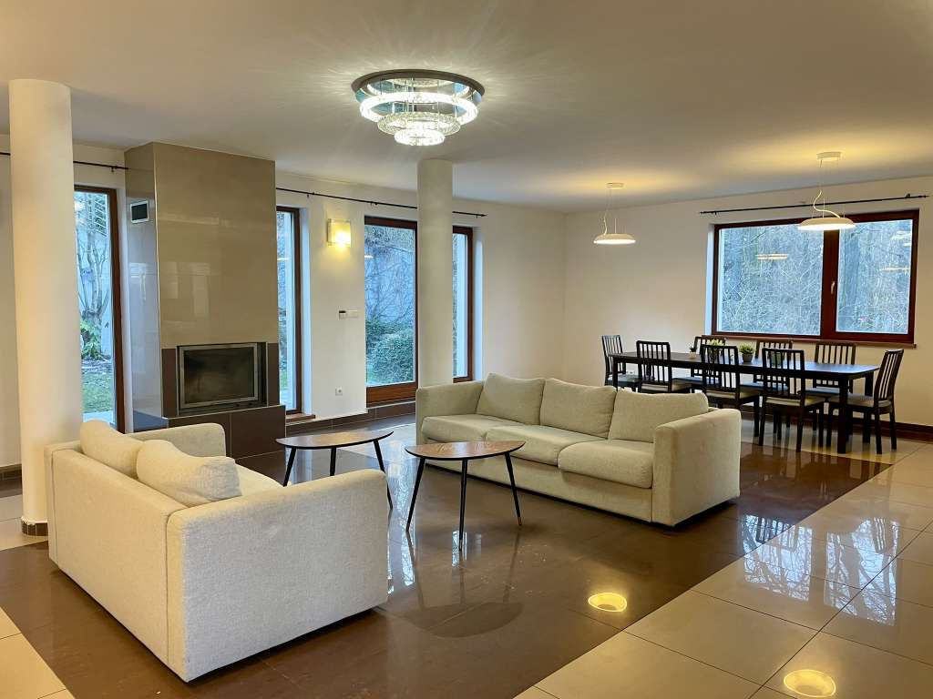 Na prenájom 7 izbový dom s bazénom v Karlovej Vsi - 2