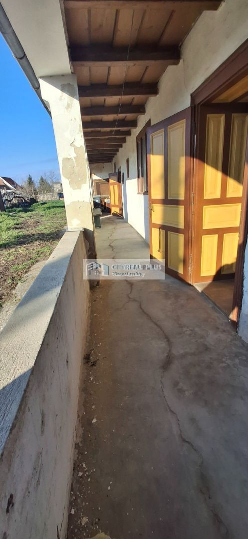 ZNÍŽENÁ CENA Ponúkame na predaj 100 ročný sedliacky dom v T - 2