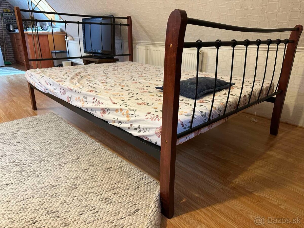 Posteľ s rostom a matracom 140x 200cm kovovo- drevená - 2