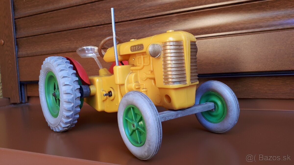 Stara hracka: Traktor ZETOR - 2