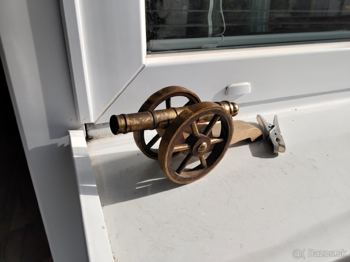 Mosadzné delo - - 2