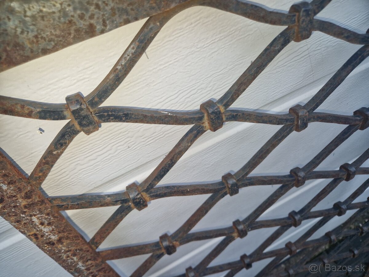 Stará kovaná okenná mreža 8 - 2