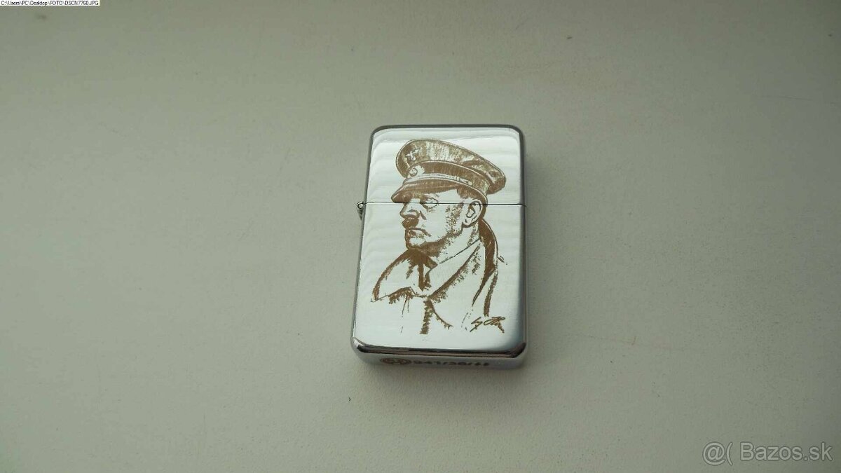 Zapalovač s podpisem A.H. - 2