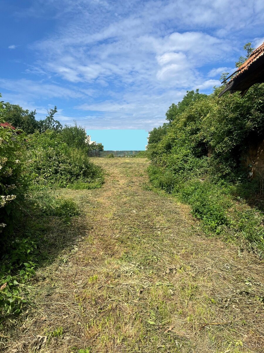 Starší rodinný dom s krásnym veľkým pozemkom obec Čajkov - 2