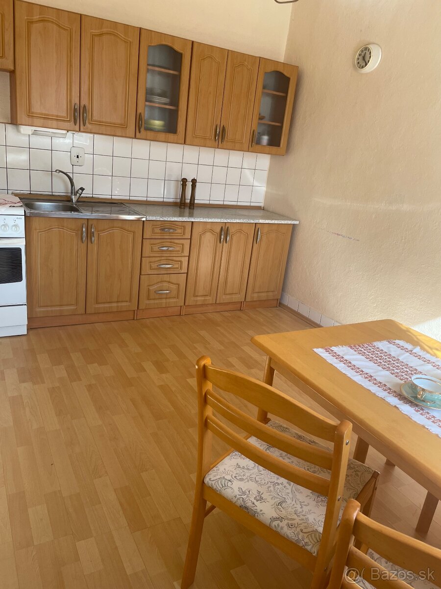 Priestranný podpivničený rodinný dom v Zlatých Moravciach – - 2