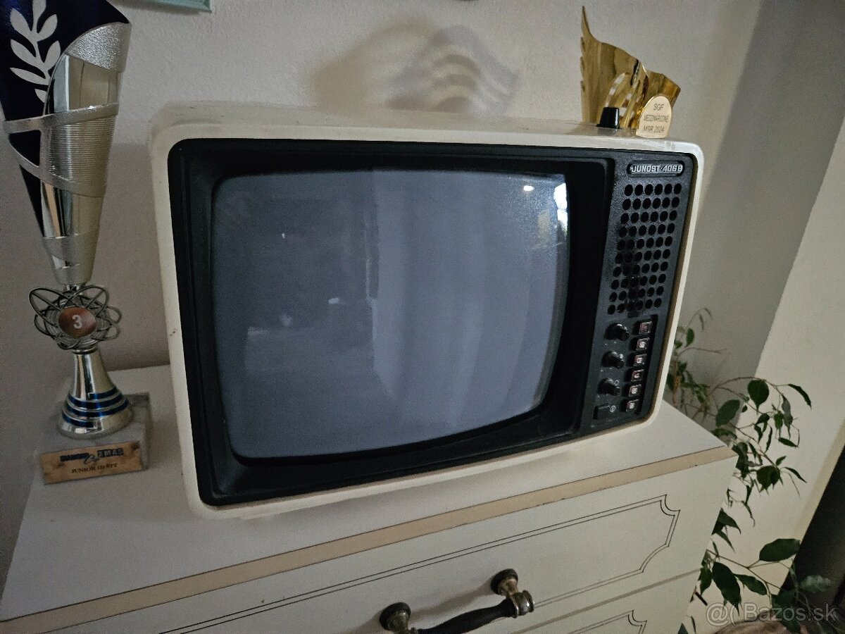 Funkčný starožitný televizor - 2