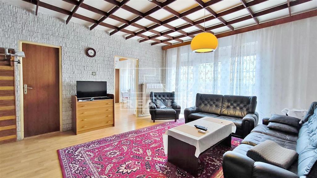 Zaujímavý rodinný DOM s veľkým pozemkom v tichej... - 2