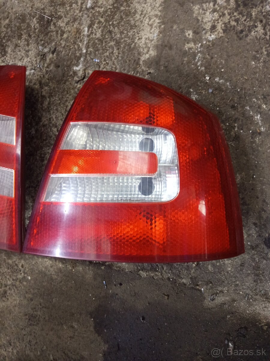 Zadné svetlá Octavia 2 sedan predfacelift - 2