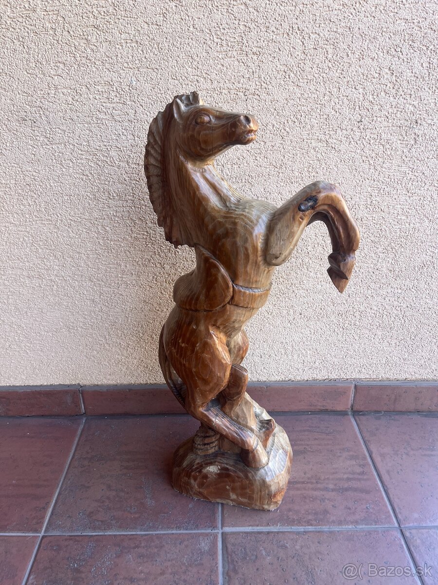 Veľká drevená socha koňa - 2