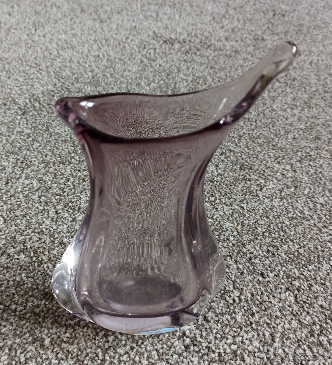 Fialová váza – hutné sklo, sklárne Nový Bor - 2