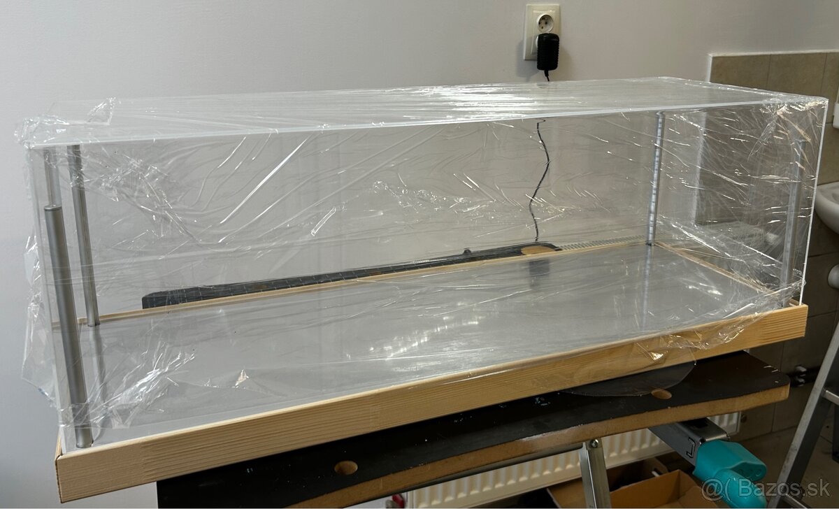 Predam plexi vitrinu pre model s led osvetlenim - 2