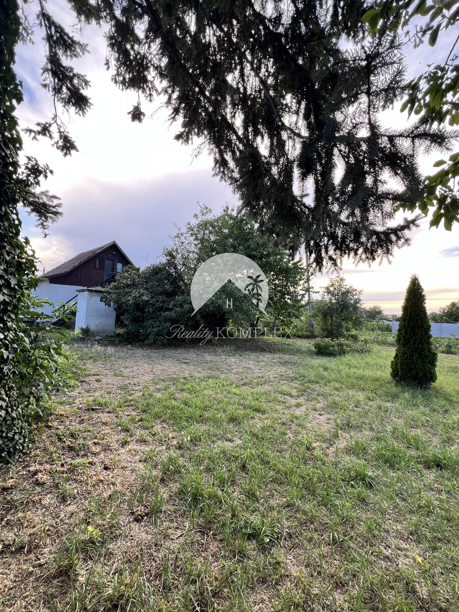 Na PREDAJ menší rodinný dom na veľkom pozemku v tichom prost - 2