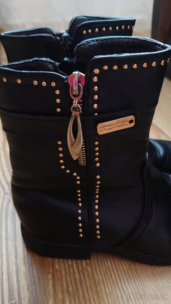 Čižmy so zlatými aplikáciami - 2