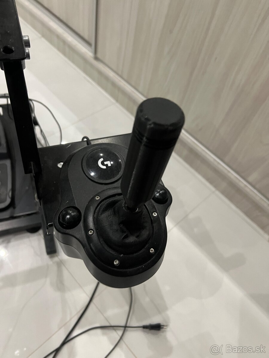 Logitech cely set na stojane - 2