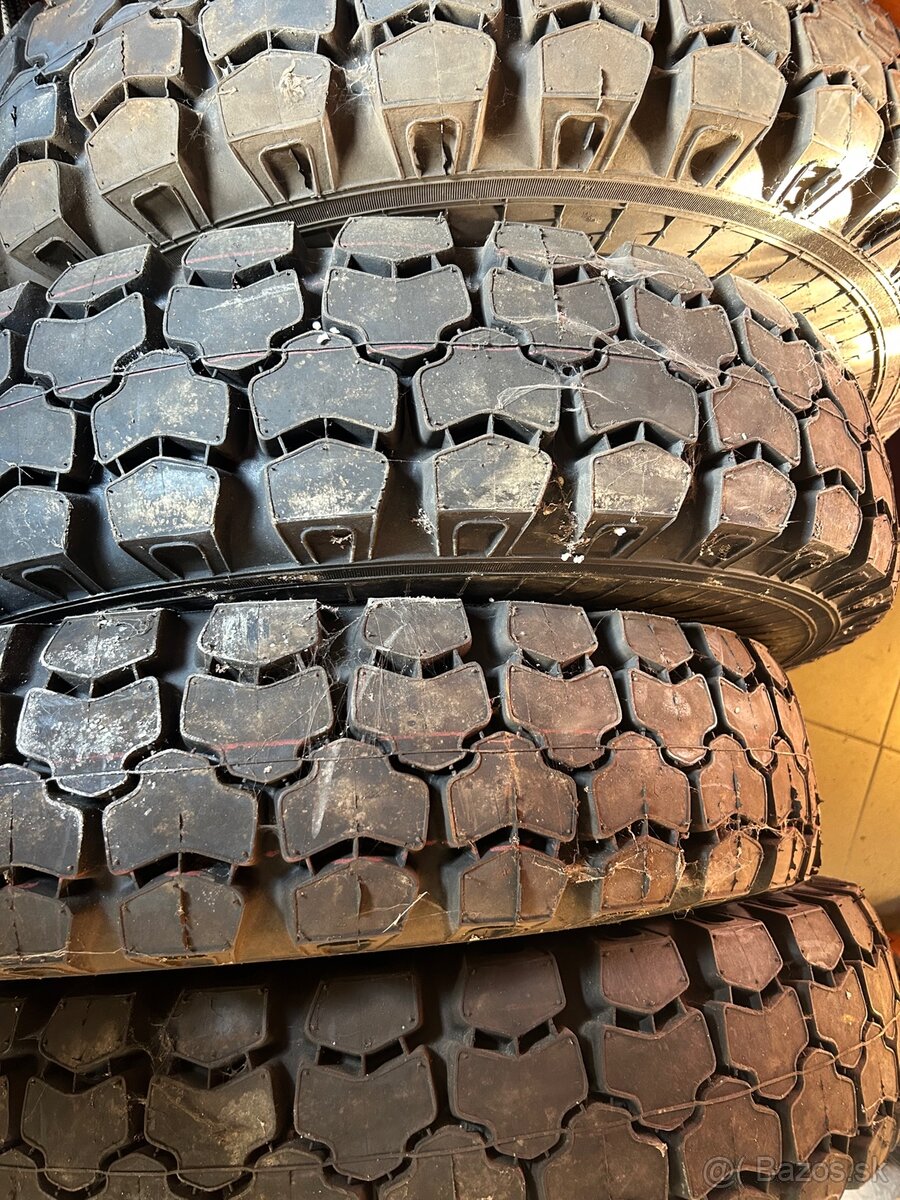 8.25-20 V3S pneumatiky - 2