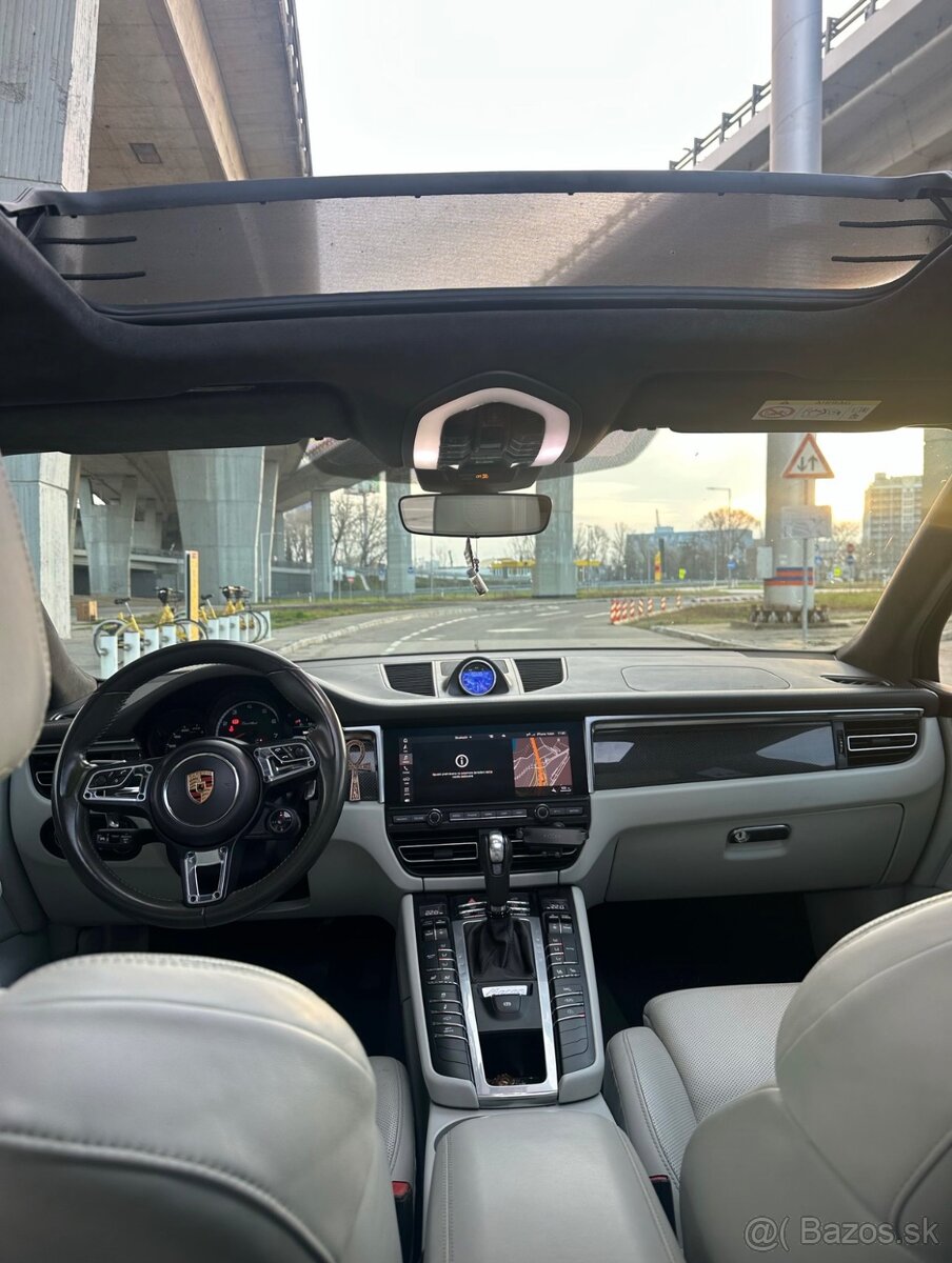 Porsche Mcan Turbo - 2