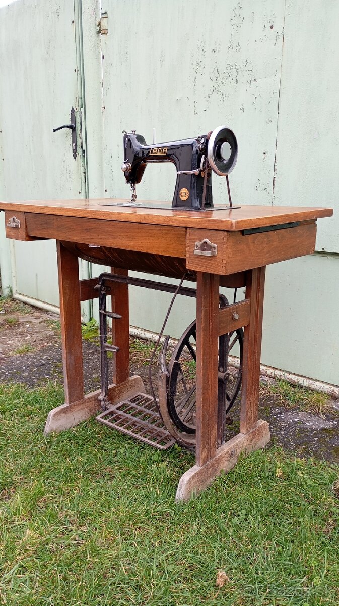 starý šijaci stroj LADA - 2