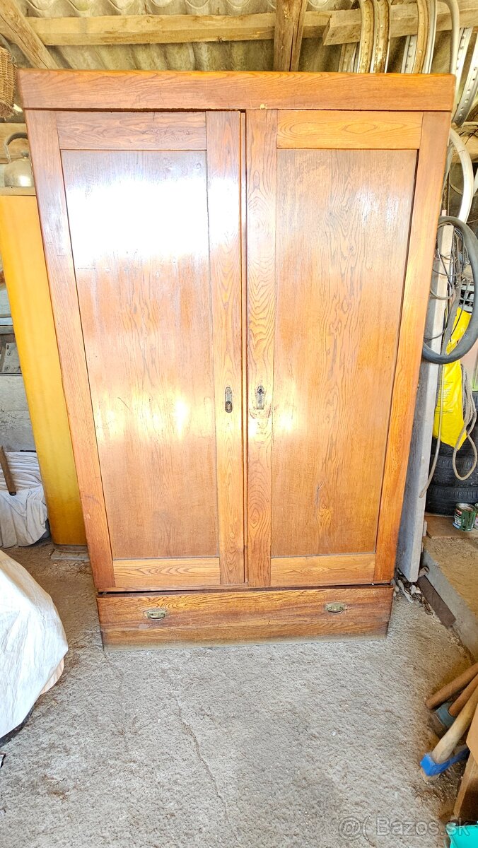 Stará šatniková skriňa... - 2