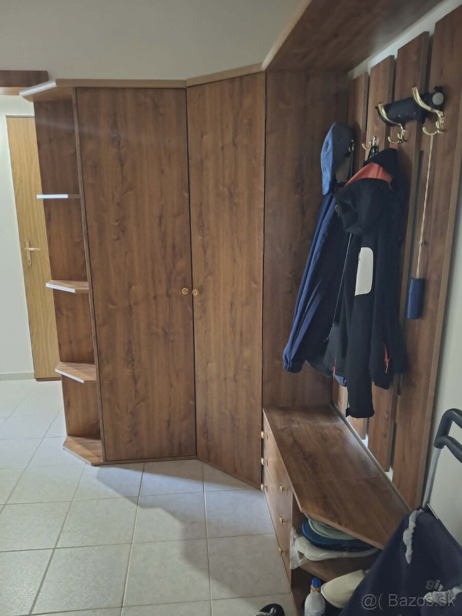 Skriňa s vešiakmi do chodby - 2